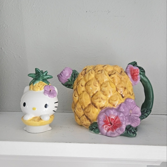 NWT Blue Sky Clayworks X Hello Kitty Pineapple Party Teapot - Picture 6 of 6